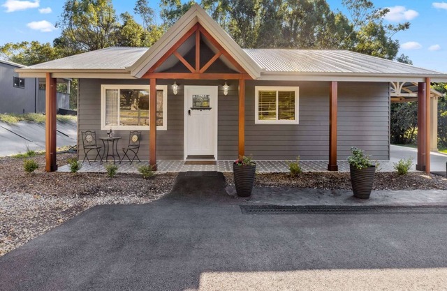 Beautiful Cottage, Running Stream, Romantic, Gold Course Views