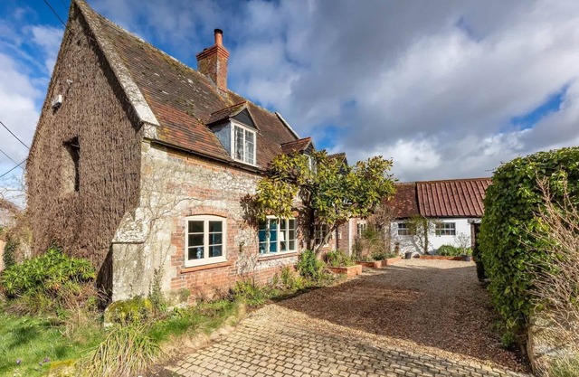 Beautiful Cottage w/Large Garden & Parking