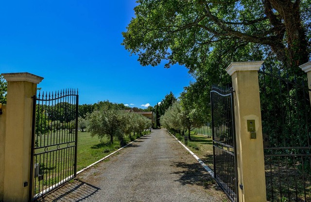 BEAUTIFUL COUNTRY HOUSE WITH POOL & QUIET AIX-EN-PROVENCE [4 TO 6 PEOPLE]