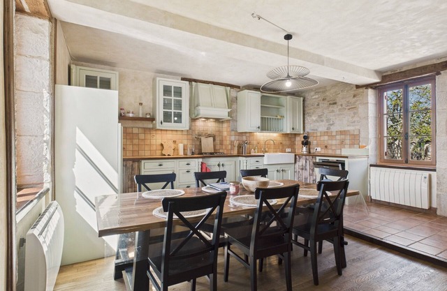 Beautiful country house for 8 with swimming pool