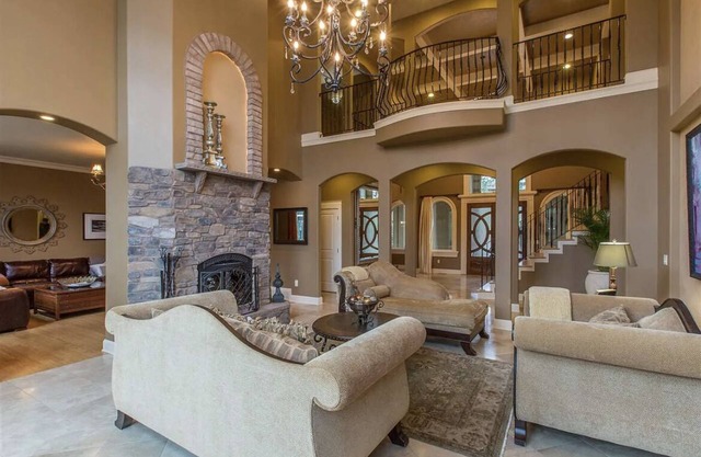 Beautiful Country Villa on 5 acres, 5 minutes to downtown