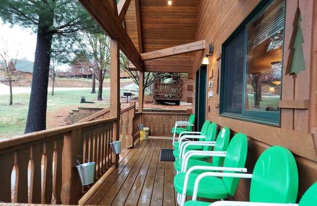 Beautiful, cozy 3 bedroom cabin with additional loft space near water park!