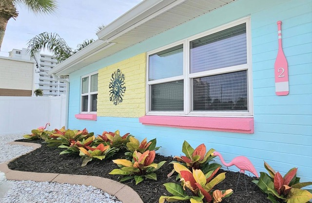 Beautiful, Cozy, Beach Bungalow Steps from the Ocean!