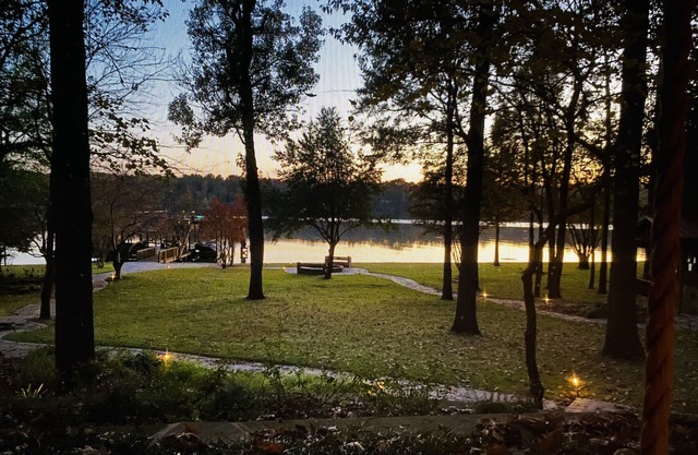 Beautiful, cozy lakehouse w/guesthouse, amazing outdoor living & boathouse!