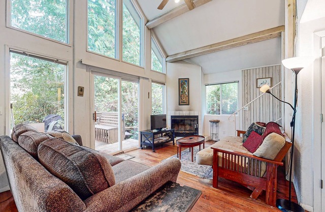 Beautiful Dog-Friendly Home on the Lake - Great Views & Private Dock