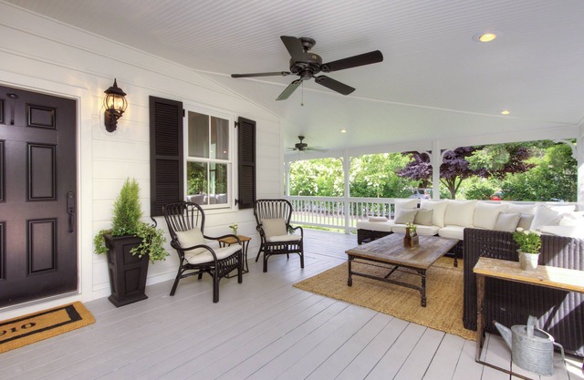 BEAUTIFUL DOWNTOWN SAINT HELENA FARMHOUSE
