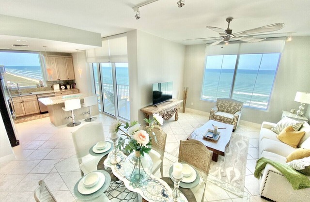 Beautiful, elegant and luxurious all the way, with spectacular views from the 25th floor!