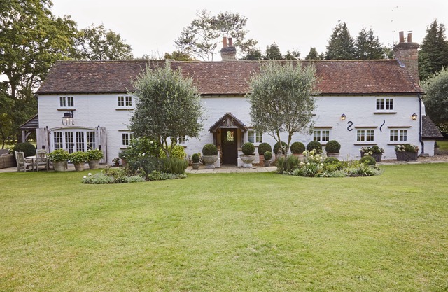 Beautiful English Cottage beside the wonderful Burhill Golf Course in Surrey