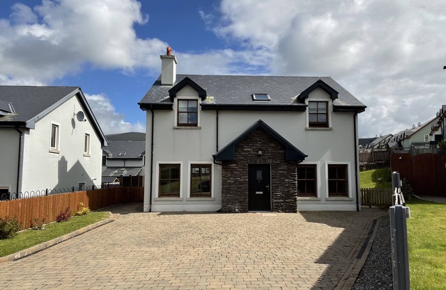 “Beautiful, Family Only, Pet Friendly, Harbour Views”