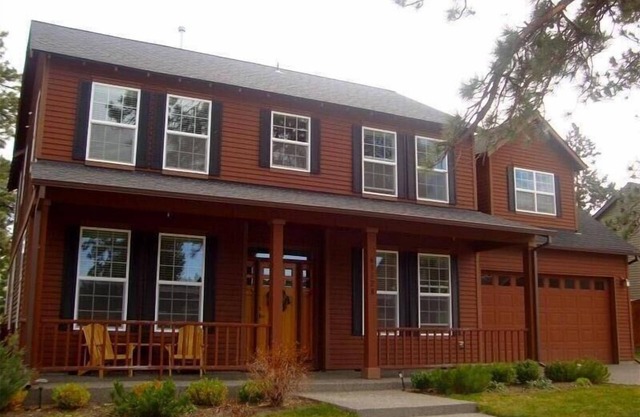 Beautiful Family Vacation Home. 5 Bedrooms, Sleeps 8, 5 mins from Old Mill