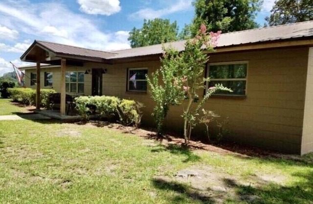 Beautiful farmhouse on acreage! Interact with the horses, enjoy the country!