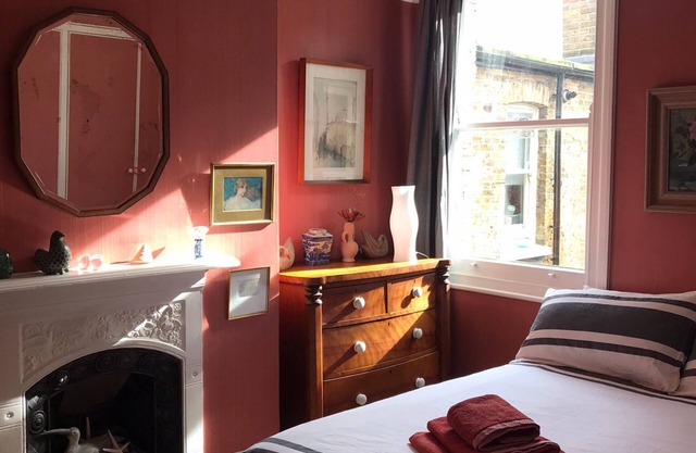 Beautiful flat by Turnham Green Terrace, Chiswick