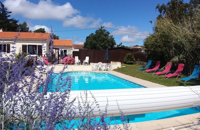 Beautiful Villa with heated pool - just 10 minutes from the sea!