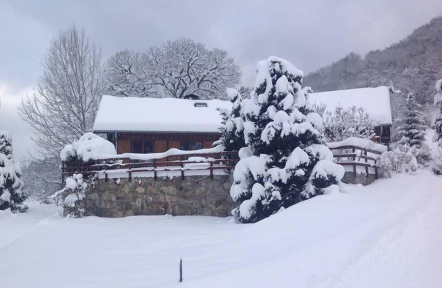 Beautiful comfortable chalet, isolated, altitude 900m, unobstructed view of the peaks, 2 hectare park