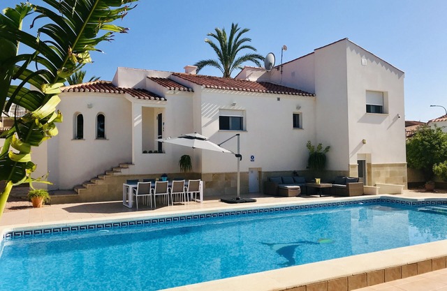 Beautiful fully renovated detached villa with private pool