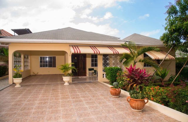 Beautiful Gated Community Vacation Home, Close to all Tourist Attractions