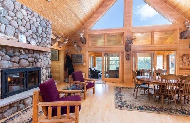 Beautiful getaway on a private lake!