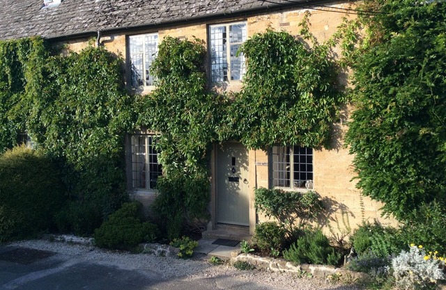Beautiful grade 2 listed Cotswold stone cottage