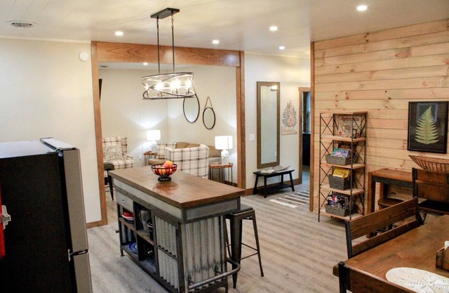 Beautiful Guest House on 66 Acres Hot Tub, AC, King Beds -Check Out Our Reviews!