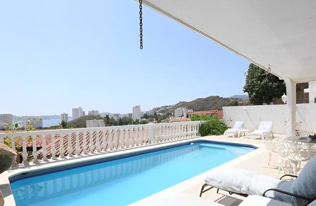 Beautiful house with pool and view of the Bay