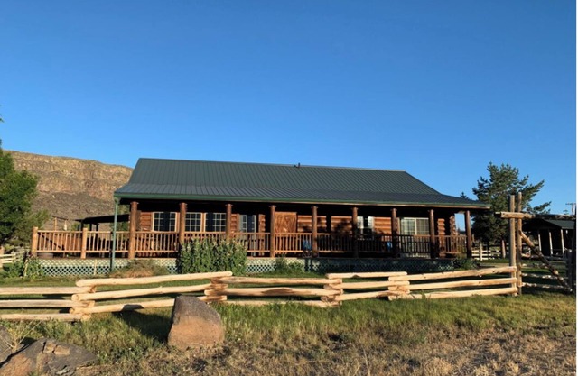 Beautiful Hart Mountain Log House