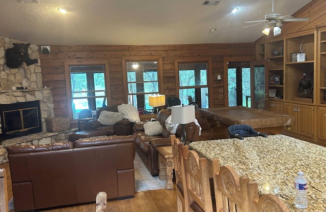 Beautiful Hidden Gem: Texas themed log cabin on 72 acres next to LBJ Grasslands