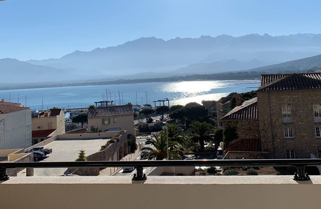 BEAUTIFUL HIGH STANDING APARTMENT/CLOSE TO EVERYTHING/BEACH/SHOP/TOWN CENTER