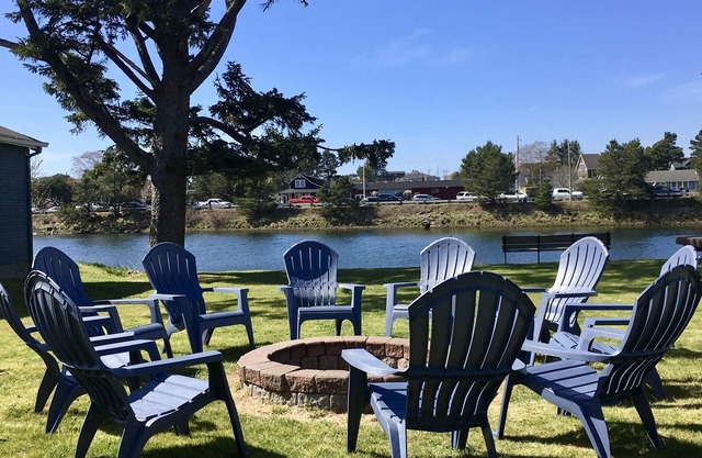Beautiful Historic 5 Star Home On The River's Edge In Seaside. Walk to Downtown.