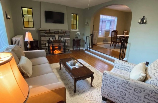 Beautiful Holly Hills Hideaway - 2BD/1BA in charming, safe & quiet neighborhood!