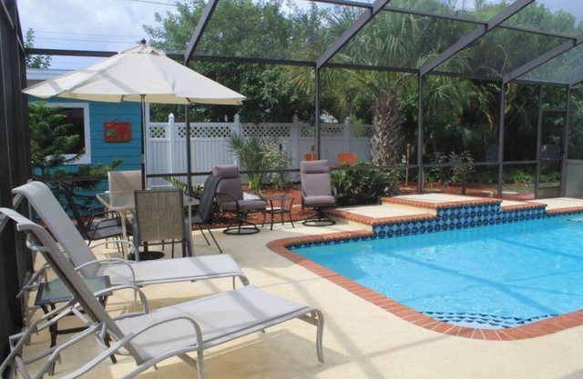 Beautiful Home,4BR/2BR With HEATED POOL, Near Famous Siesta Key & Lido Key Beach