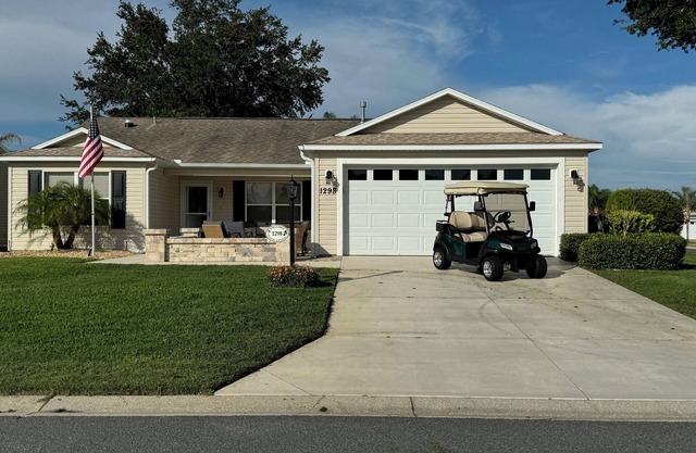 Beautiful Home Close to Lake Sumter Landing! Golf Cart, BBQ Grill & Free WIFI