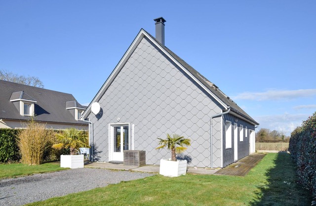 Beautiful home in Auberville with WiFi