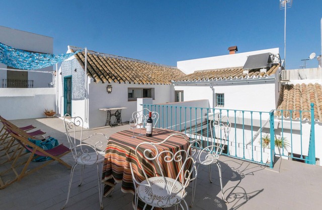 Beautiful home in Carmona with kitchen