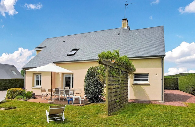 Beautiful home in Créances with WiFi