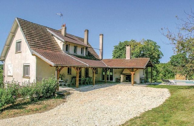 Beautiful home in Eyliac