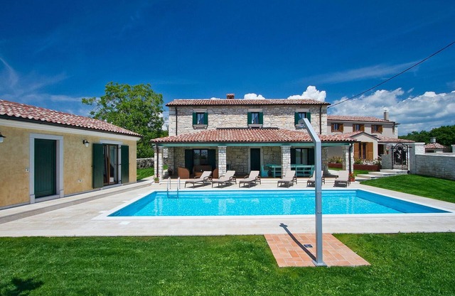 Beautiful home in Tinjan