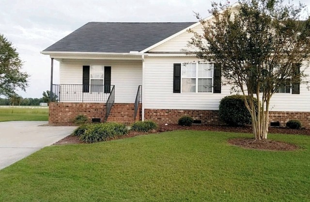 Beautiful Home located on the Golf Course (Greenville)