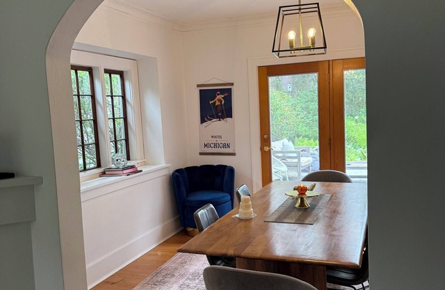 Beautiful home near Downtown GR & Aquinas College -central to everything!
