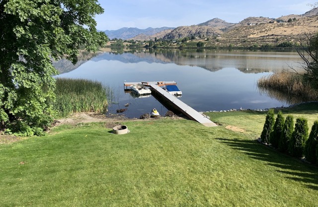 Beautiful home on the lake! Enjoy Roses Lake in Manson, minutes from Lk Chelan!