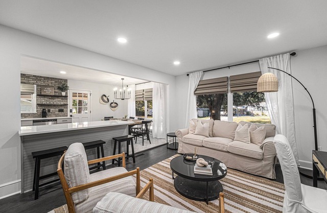 Beautiful Home with Hot Tub in Trendy Park Circle