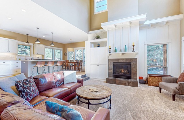 Beautiful Home with Deck, Shared Pool and Hot Tub - Near the Slopes
