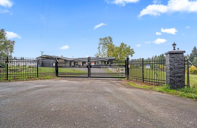 Beautiful home with hot tub just minutes away from Ilani Casino!