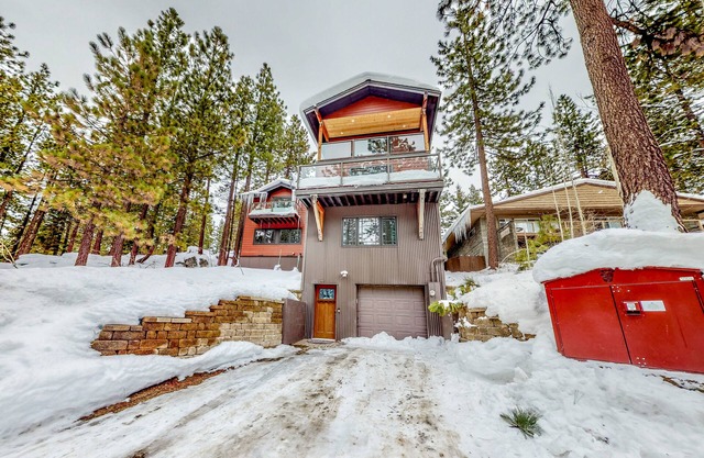Beautiful house by the mountains, beach & skiing with private hot tub, sleeps 10