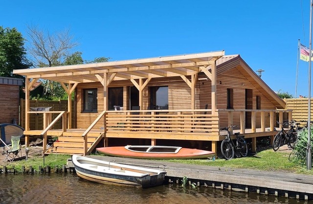 Beautiful house with a view of the lake (top fishing area).
