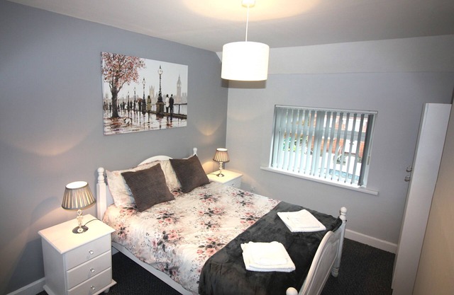 Beautiful House/Free parking 10min fromCity Centre.