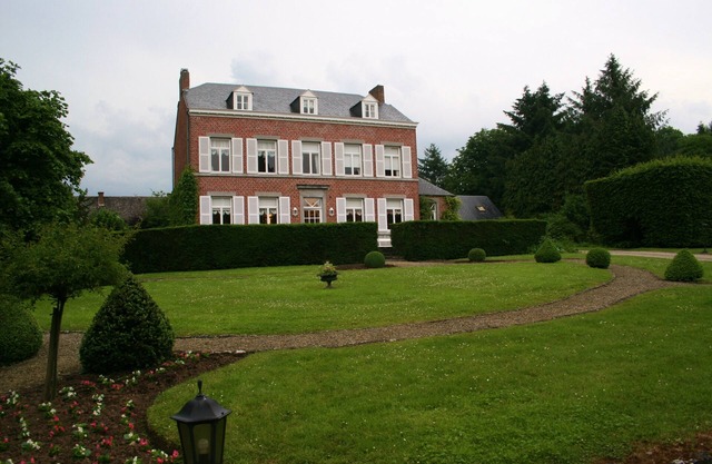 Beautiful house in a green setting 16-18 people