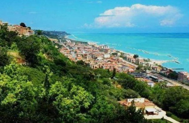 Beautiful house in the heart of the medieval village, between the mountains and beaches