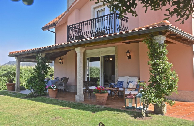 Beautiful house in the natural setting of the beach of Razo