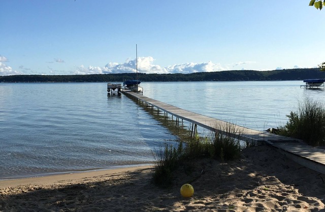 Beautiful House on Crystal Lake- Summer Beachfront/Ski Crystal Mountain