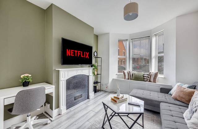 Beautiful House Sleeps 7 Central Location Smart TVs Free Parking
